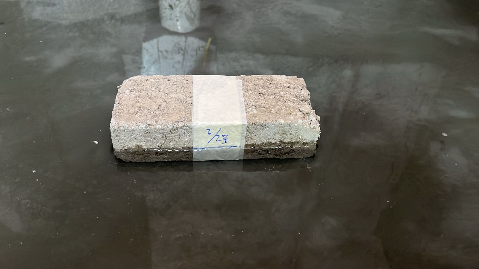 注水試驗：以磚作水位標記